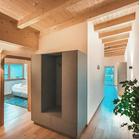 Gletscherblickstube - With Sunny Balcony & Parking In Zillertal, Presented By Alpenluxus Fügen